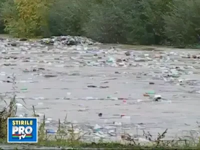 Un rau sufocat de gunoaie! Pana unde se mai poate merge?!