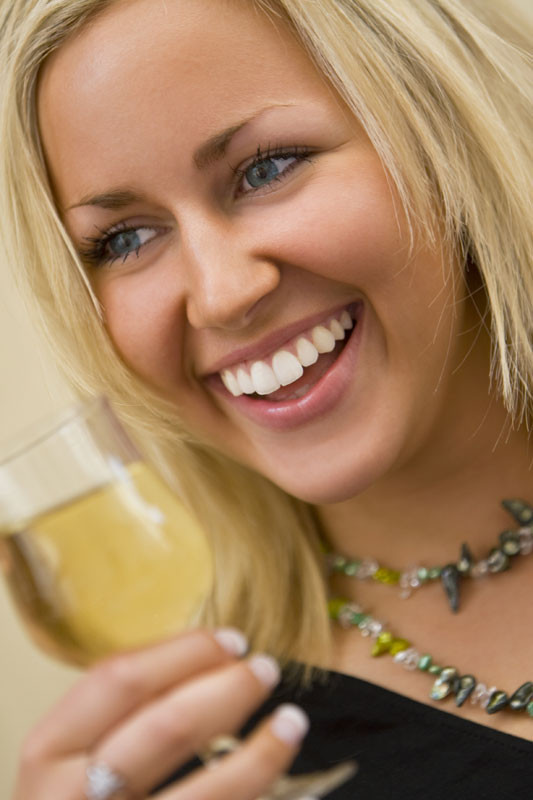 Tii la dintii tai? Uita de vinul alb!