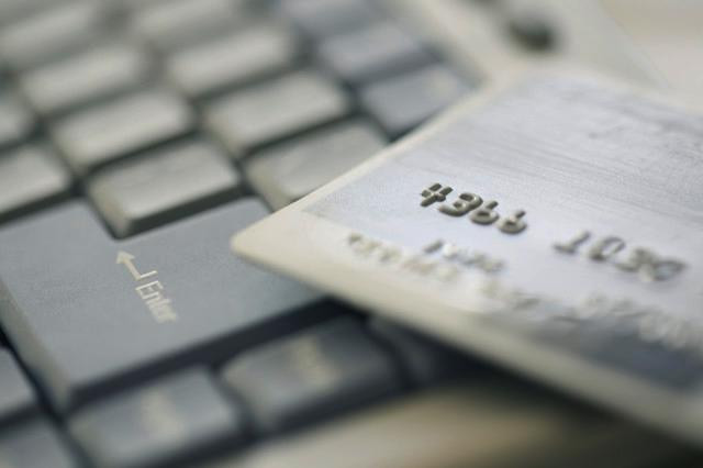 Doar 4% dintre romani au facut cumparaturi online anul trecut