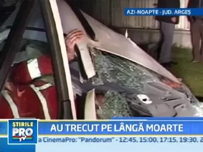Au sfidat moartea, dupa ce au intrat cu microbuzul intr-un sant in beton