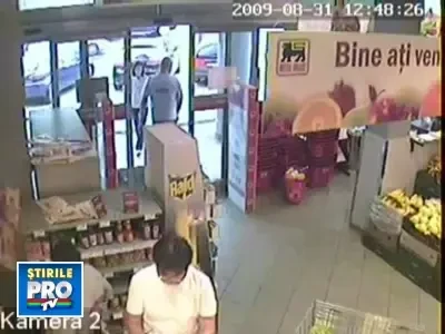 Mai multe imagini: Blonda, 30 de ani, cu apucaturi de hoata. O recunoasteti?