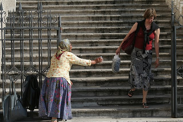 Prea mandri sa revina acasa, multi romani traiesc pe strada in Italia!