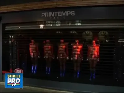 Sexul, mama comertului! Dansatoare de cabaret, in vitrina unui magazin