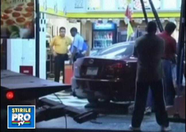 A intrat cu tot cu masina intr-o pizzerie!