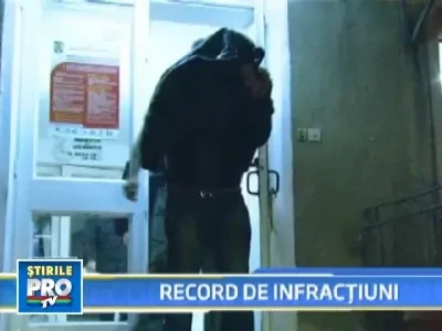 Conducea o masina furata, fara permis! Avea la el arme albe si droguri!