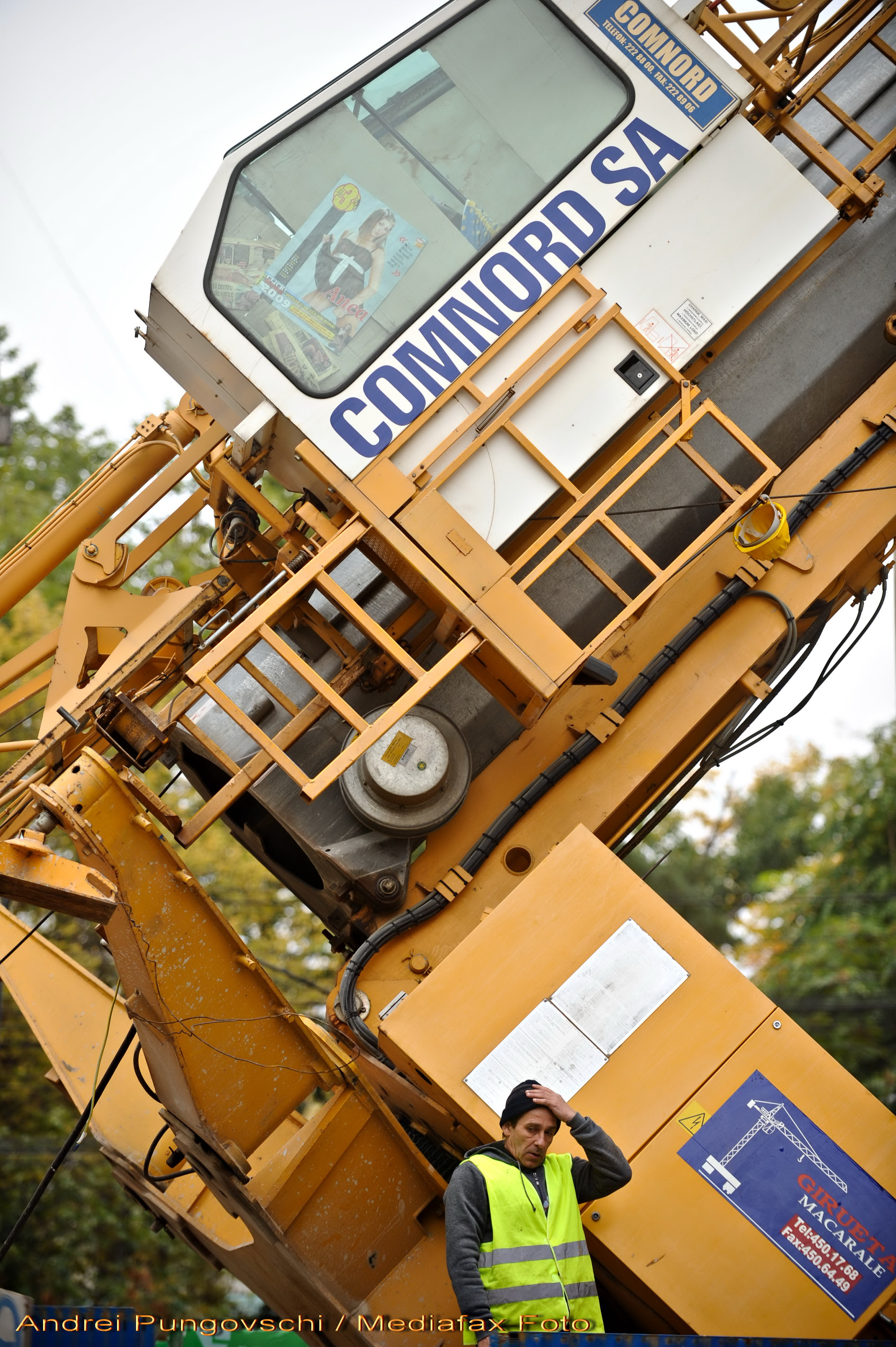 A vazut moartea cu ochii. O macara a cazut peste un muncitor la Cernavoda