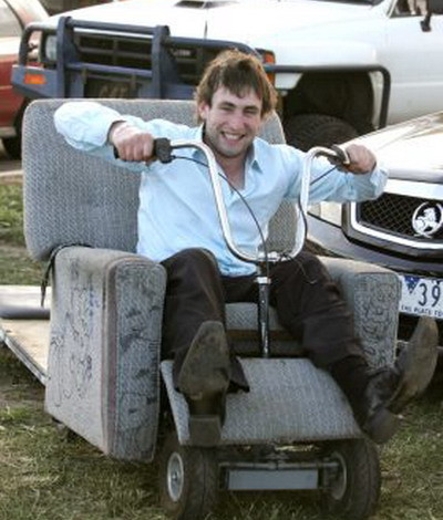 Umbla baut cu un fotoliu...motorizat!