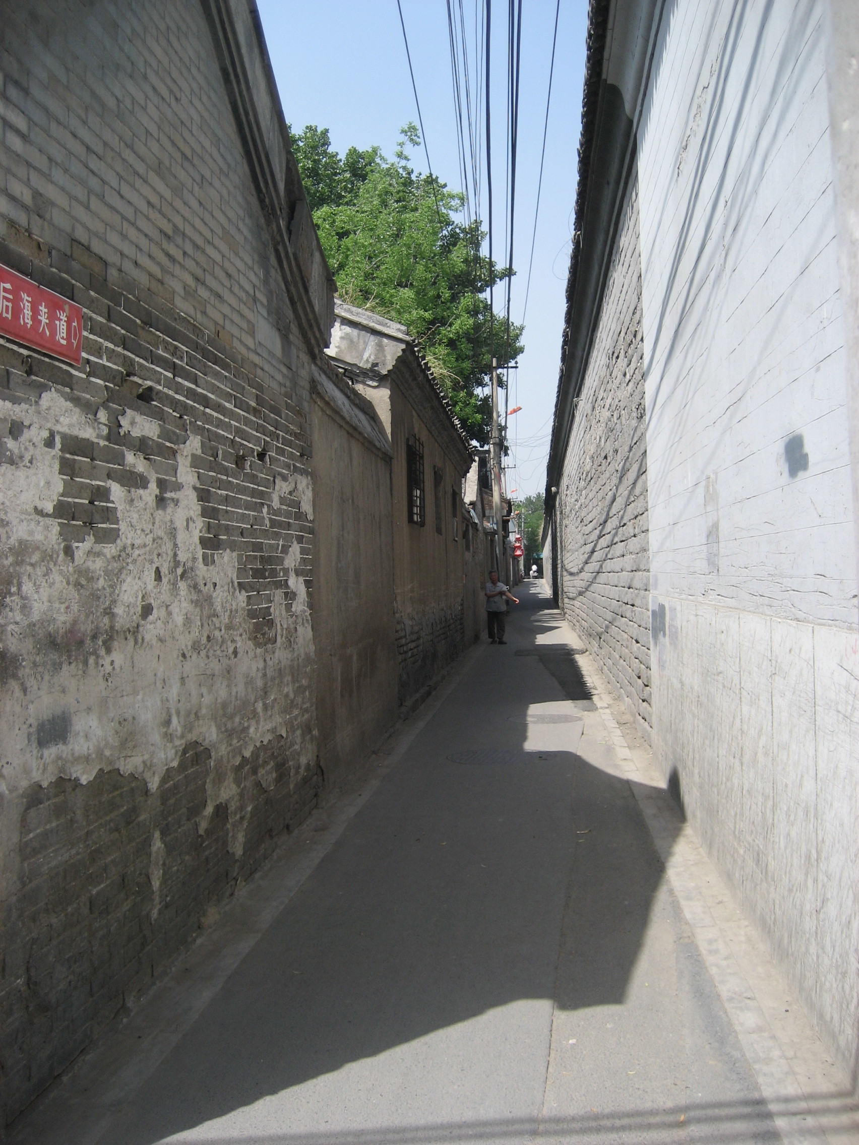 A ramas blocat intre zidurile a doua case!