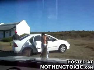 Tanara lasata topless de o maimuta obraznica! VEZI VIDEO!