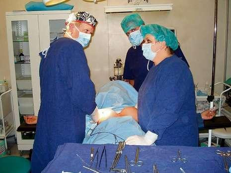 Si-a operat sotia de opt ori, ca sa o transforme in...femeia perfecta!