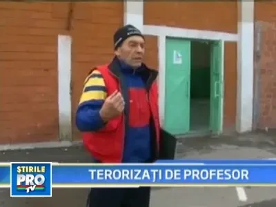 Un profesor de sport din Iasi isi "stimuleaza" elevii cu toporul si biciul!