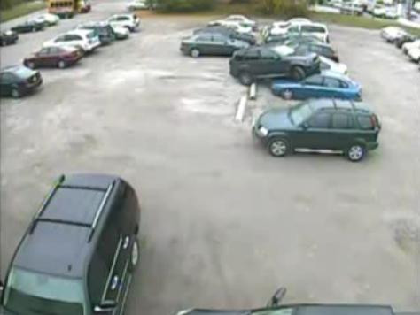 VIDEO: Mare e parcarea Domnului! S-a cocotat cu SUV-ul pe doua masini!