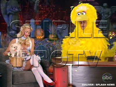 Paris Hilton si-a luat 20 de costume sexy pentru Halloween!