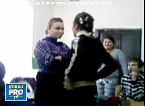 Paruiala pe bancile scolii! S-au luat la tranta in fata intregii clase!
