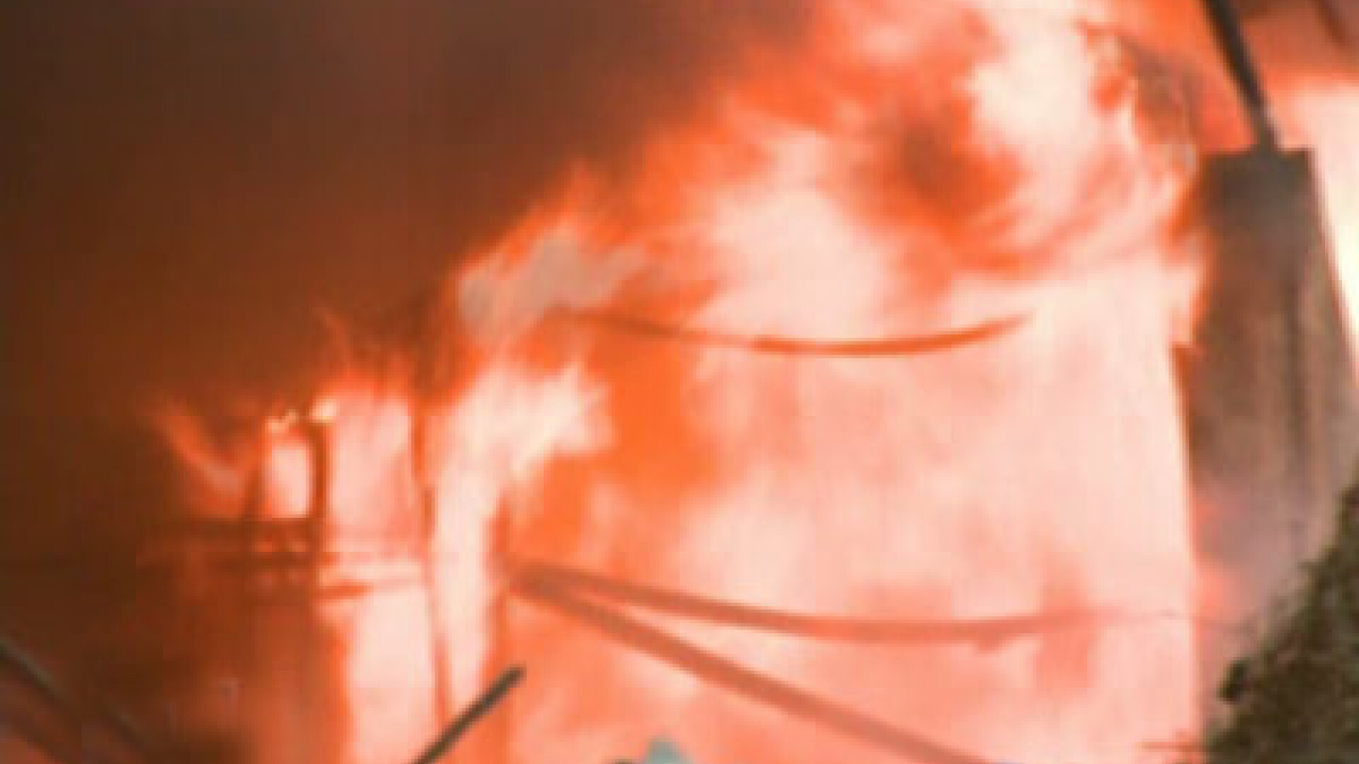 S-a luminat cerul in Stefanesti: a ramas doar cenusa dintr-o casa