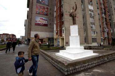 Clinton, fata in fata cu "sosia" sa de 3 metri!