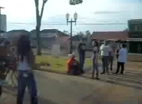 Ia priviti cum plonjam direct in cap! ... NO COMMENT!