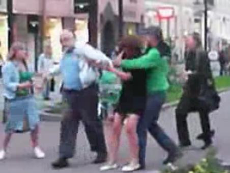 Doua fete bete, in lupta corp la corp cu doi batrani