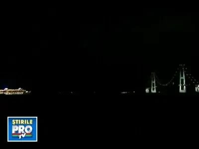 Cum strecori o nava gigantica de 20 de etaje pe sub un pod?