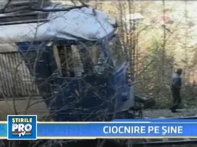 In loc sa tracteze trenul defect, mecanicul locomotivei a intrat in el!