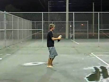 Idiotul american si razbunarea sticlei "agresate"!