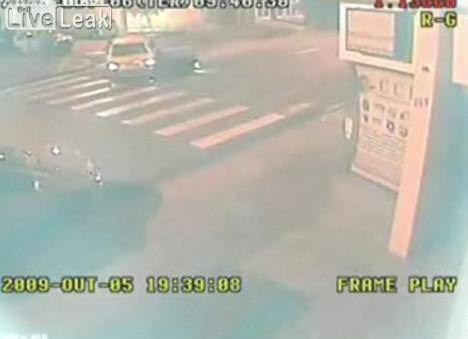 IMAGINI DURE! Lovit de masina si apoi calcat de o motocicleta!