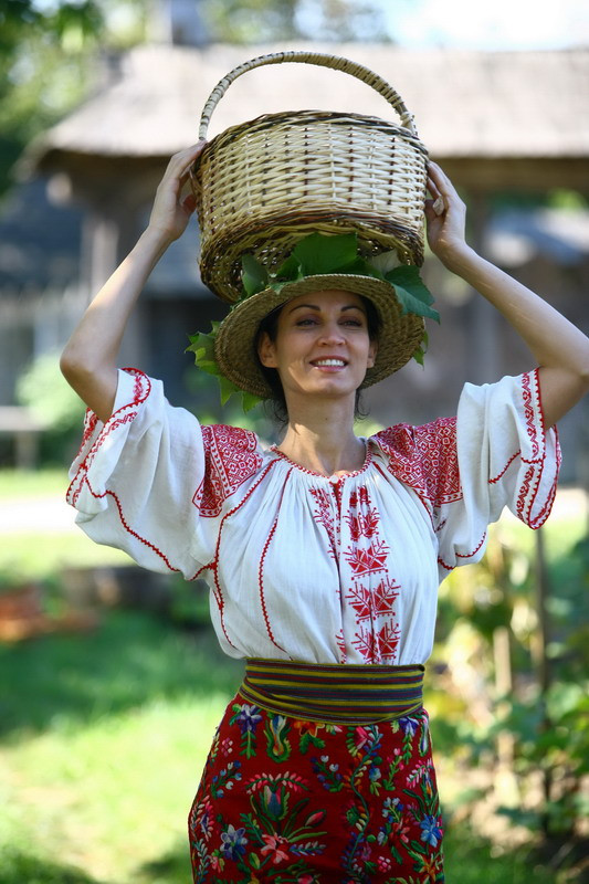 Adela Popescu si Nicoleta Luciu au stors strugurii cu picioarele goale