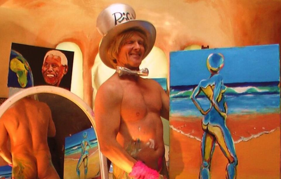 Pricasso, pictorul care picteaza cu penisul. Vezi o "mostra" video!