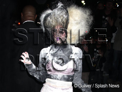 Asa s-a gatit Lady GaGa ultima data cand a iesit in oras!