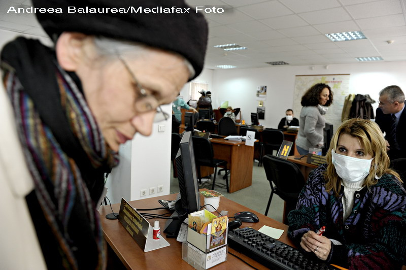 Camera ascunsa! Vanzatoarele muncesc, desi au simptome de gripa