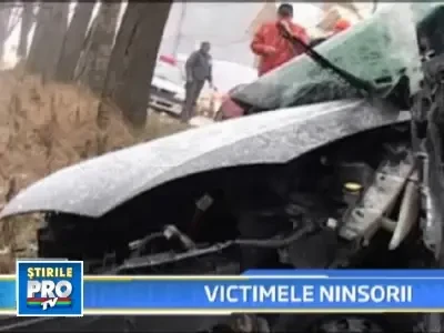 Un mort si un ranit pe DN1, dupa ce au intrat cu masina intr-un copac