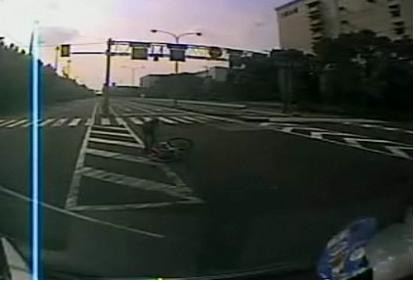 A lovit un biciclist! Accidentul, surprins de propria camera video de bord!