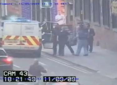 Batausul de la BBC: Reporter agresat isi foloseste… centura neagra!