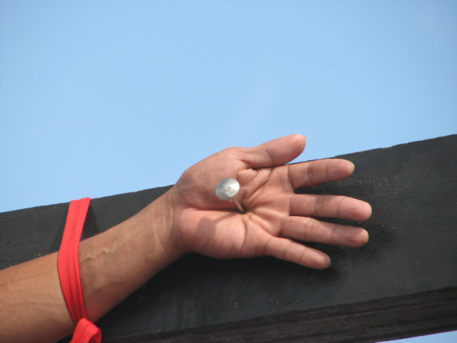 A violat cinci copii. Acum va fi decapitat si crucificat