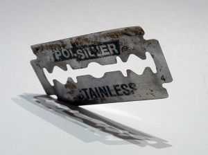 Roman arestat pentru furt in Franta s-a taiat cu lama pe abdomen la audieri