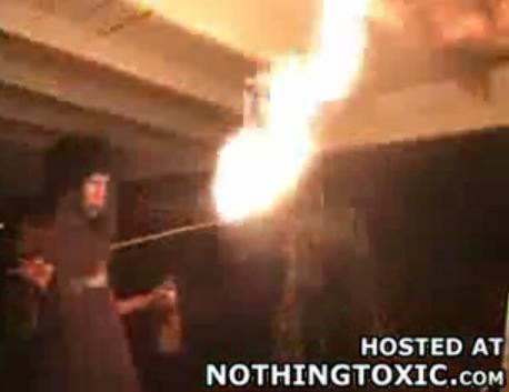 Prietenie "trecuta" prin foc! I-a incendiat parul prietenului sau in joaca!