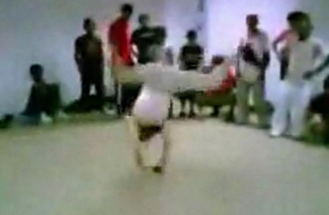 NO COMMENT! Talibanii au pus-o de un breakdance!
