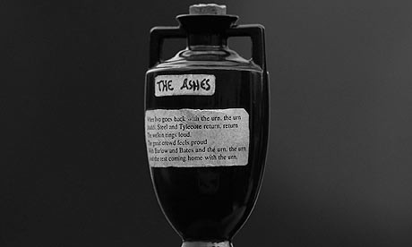 Proprietarul unei case jefuite crede ca hotii au incercat sa "fumeze" cenusa sotiei sale, sperand ca e vorba de droguri