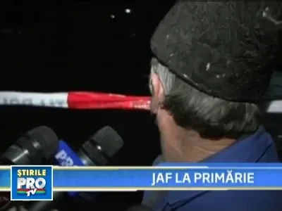 Au dat buzna in primarie, l-au batut pe paznic si au ravasit birourile!