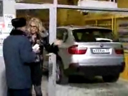 Atentie, se filmeaza! Dubla 1: O blonda "parcheaza" masina in magazin