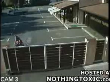 Hopa, Mitica! Intra cu motocicleta in gard si se ridica!