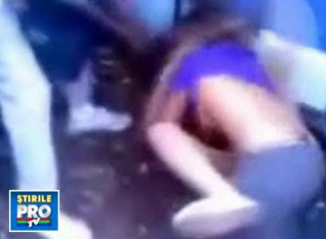 Bataie intre pitipoance! S-au tavalit pana s-au dezbracat!
