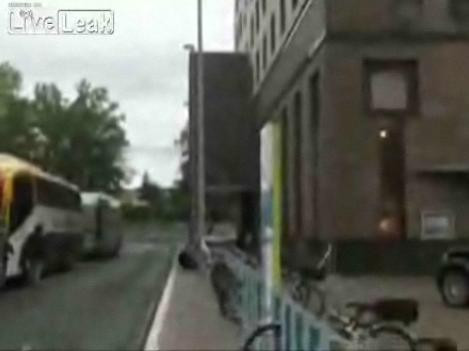 Experiment nefericit! I s-a rupt coarda si a cazut direct in cap