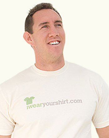 Bani pe timp de criza: 83.000/an, doar pentru ca poarta tricouri!