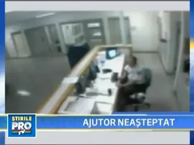 Gardian atacat de un puscarias, salvat de la moarte de alti detinuti!