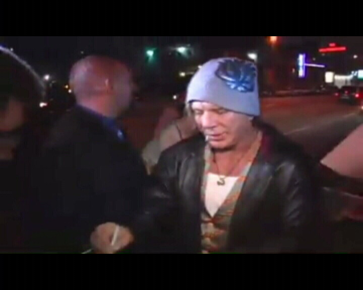 Bre, baga-te! Mickey Rourke, incaierat de florarese romance in Los Angeles!