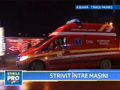 Un sofer beat a lovit doua masini! Pieton, strans ca in menghina intre ele!