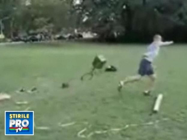 NO COMMENT! Pe locuri, fiti gata, daramati cameramanul!