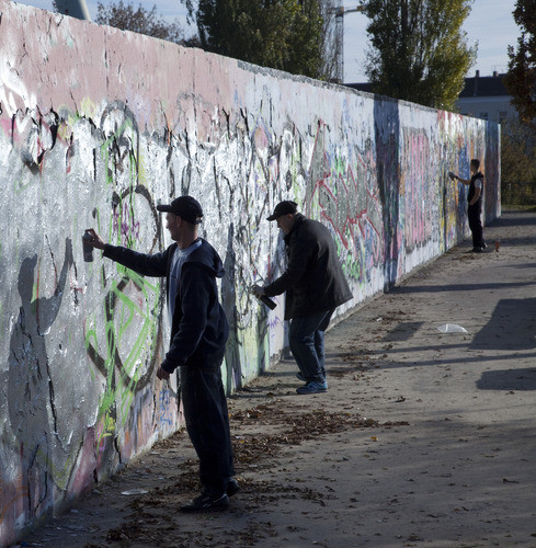 Zidul Berlinului a cazut, barierele au ramas