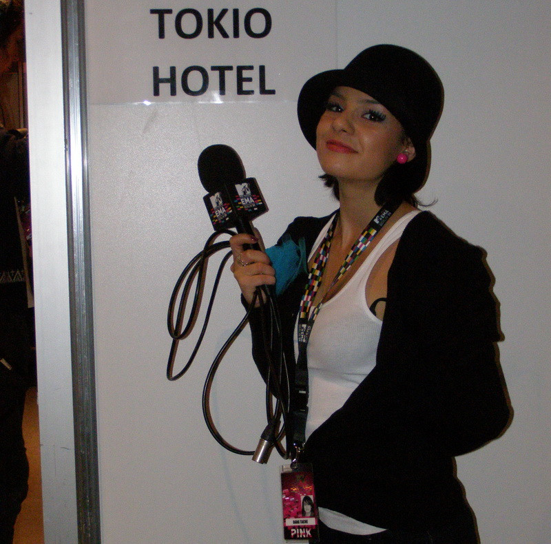 VJ Oana a „rascolit” cabina rockerilor Tokio Hotel de la MTV EMA 2009!